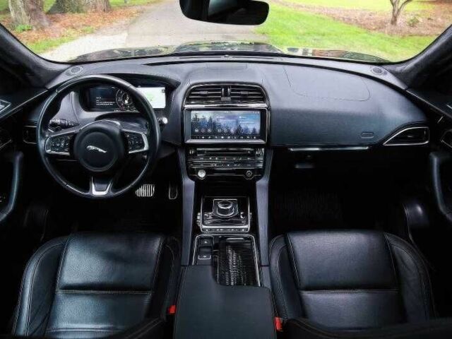 Чорний Ягуар Ф-Пейс, об'ємом двигуна 2 л та пробігом 78 тис. км за 12900 $, фото 13 на Automoto.ua