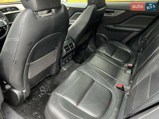 Чорний Ягуар Ф-Пейс, об'ємом двигуна 3 л та пробігом 98 тис. км за 33000 $, фото 13 на Automoto.ua