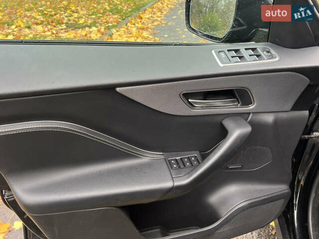 Чорний Ягуар Ф-Пейс, об'ємом двигуна 3 л та пробігом 98 тис. км за 33000 $, фото 8 на Automoto.ua