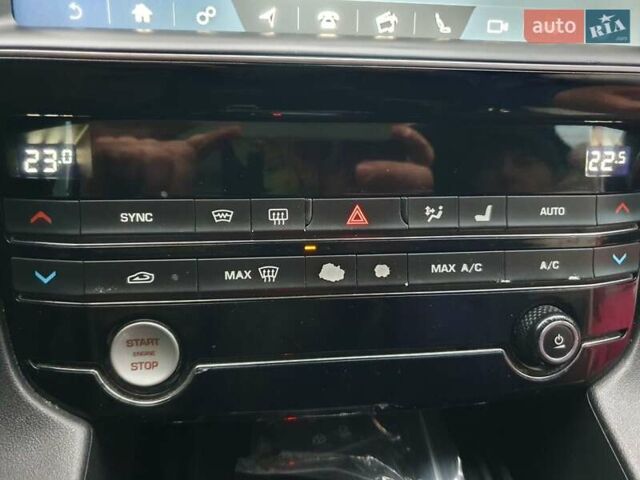 Черный Ягуар Ф-Пейс, объемом двигателя 2 л и пробегом 208 тыс. км за 18500 $, фото 3 на Automoto.ua