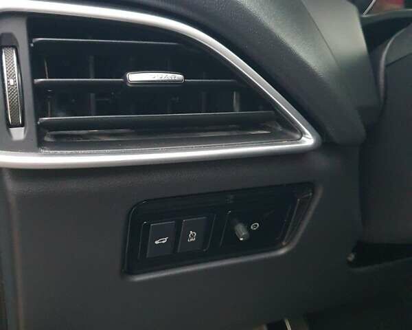 Черный Ягуар Ф-Пейс, объемом двигателя 2 л и пробегом 208 тыс. км за 18500 $, фото 23 на Automoto.ua