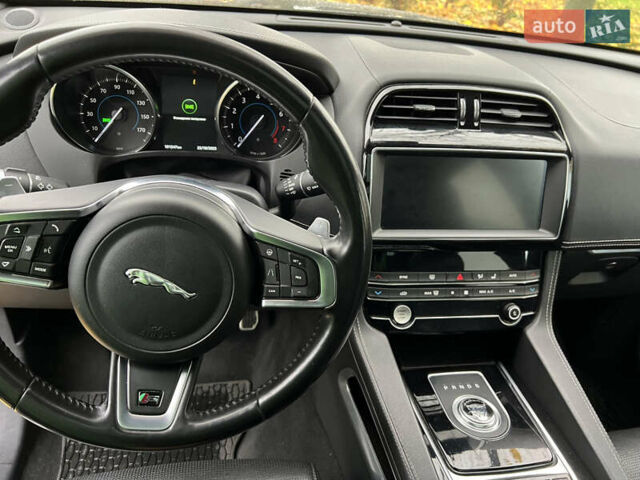 Чорний Ягуар Ф-Пейс, об'ємом двигуна 3 л та пробігом 98 тис. км за 33000 $, фото 10 на Automoto.ua