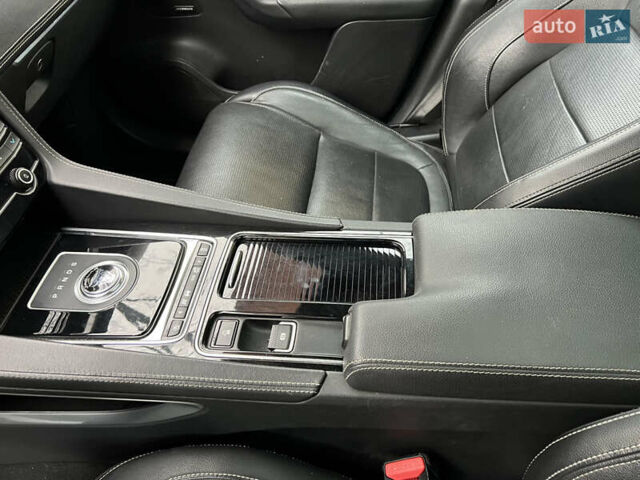 Чорний Ягуар Ф-Пейс, об'ємом двигуна 3 л та пробігом 98 тис. км за 33000 $, фото 11 на Automoto.ua