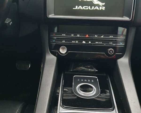 Черный Ягуар Ф-Пейс, объемом двигателя 2 л и пробегом 208 тыс. км за 18500 $, фото 2 на Automoto.ua