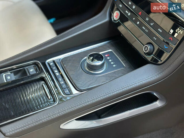 Чорний Ягуар Ф-Пейс, об'ємом двигуна 2 л та пробігом 90 тис. км за 29500 $, фото 41 на Automoto.ua