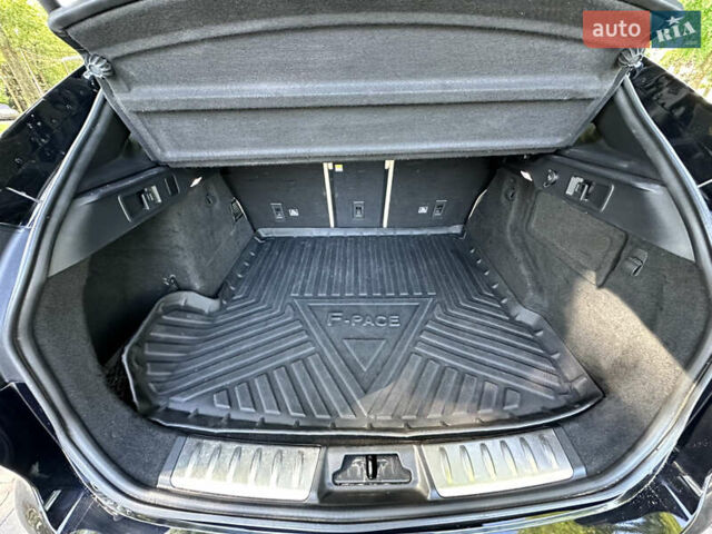 Чорний Ягуар Ф-Пейс, об'ємом двигуна 2 л та пробігом 90 тис. км за 29500 $, фото 30 на Automoto.ua