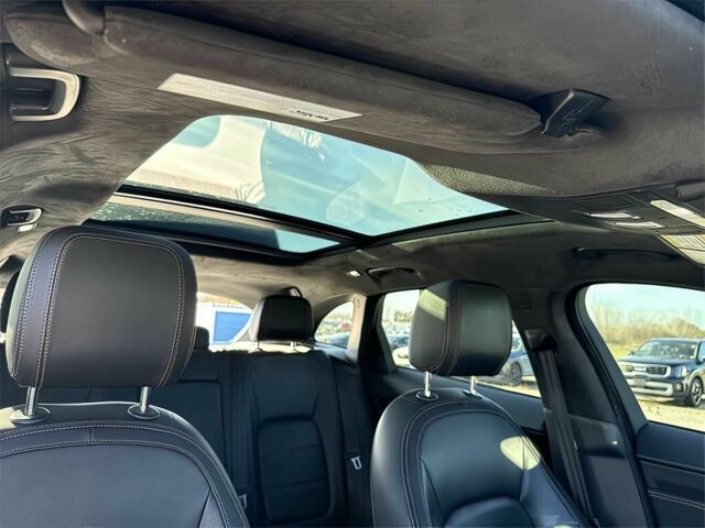 Чорний Ягуар Ф-Пейс, об'ємом двигуна 2 л та пробігом 36 тис. км за 11500 $, фото 12 на Automoto.ua