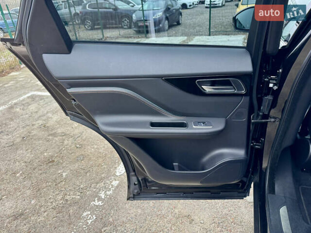 Черный Ягуар Ф-Пейс, объемом двигателя 2 л и пробегом 148 тыс. км за 24800 $, фото 33 на Automoto.ua