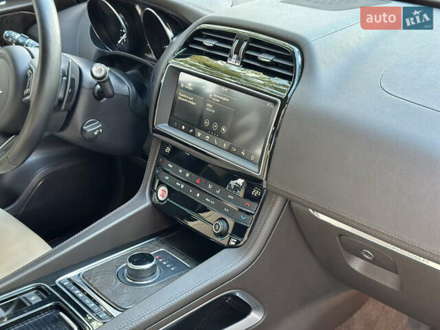 Чорний Ягуар Ф-Пейс, об'ємом двигуна 2 л та пробігом 90 тис. км за 29500 $, фото 40 на Automoto.ua