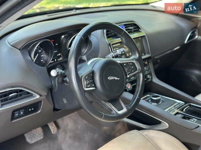 Чорний Ягуар Ф-Пейс, об'ємом двигуна 2 л та пробігом 90 тис. км за 29500 $, фото 27 на Automoto.ua