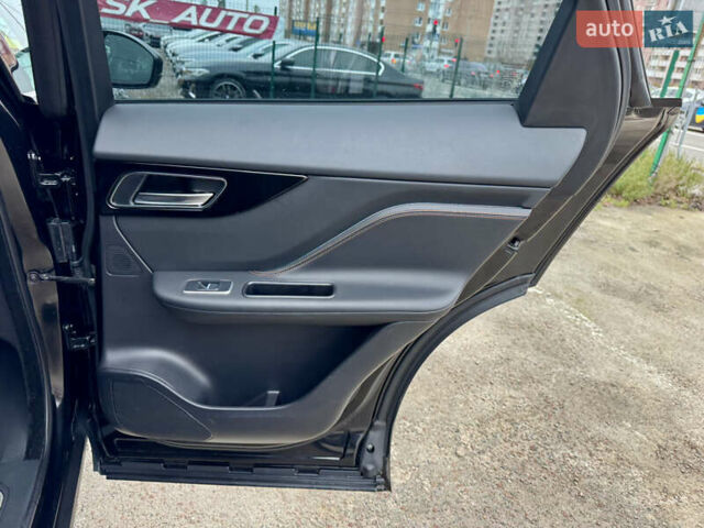 Черный Ягуар Ф-Пейс, объемом двигателя 2 л и пробегом 148 тыс. км за 24800 $, фото 40 на Automoto.ua