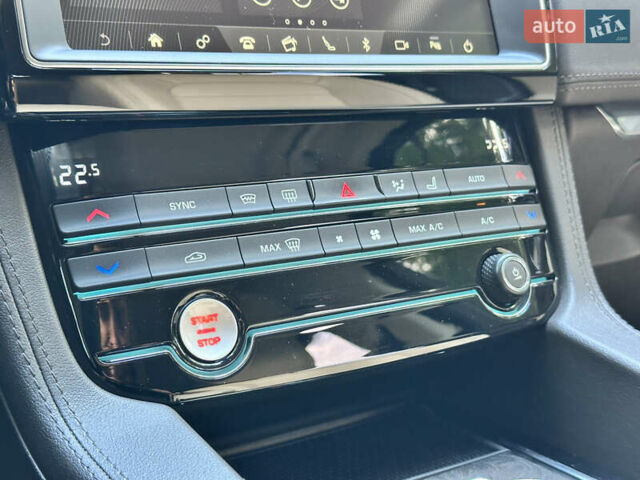 Чорний Ягуар Ф-Пейс, об'ємом двигуна 2 л та пробігом 90 тис. км за 29500 $, фото 44 на Automoto.ua