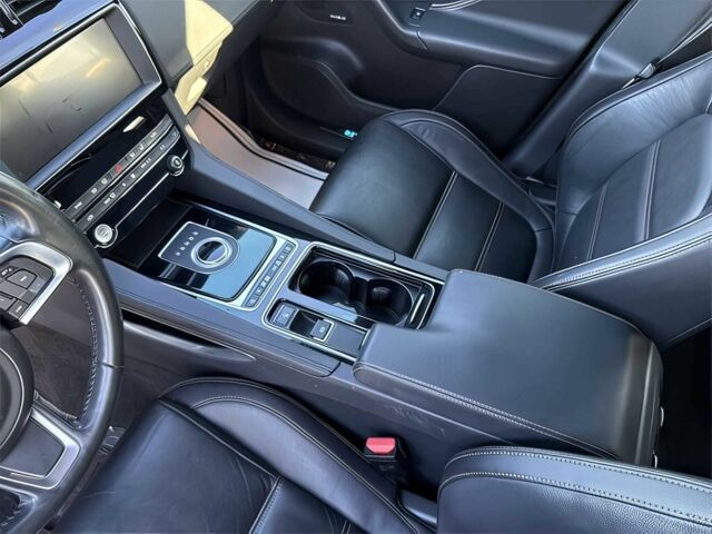 Чорний Ягуар Ф-Пейс, об'ємом двигуна 2 л та пробігом 36 тис. км за 11500 $, фото 9 на Automoto.ua