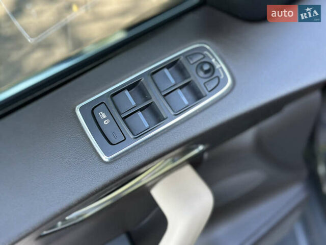 Чорний Ягуар Ф-Пейс, об'ємом двигуна 2 л та пробігом 90 тис. км за 29500 $, фото 34 на Automoto.ua