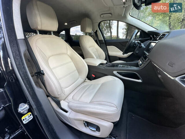 Чорний Ягуар Ф-Пейс, об'ємом двигуна 2 л та пробігом 90 тис. км за 29500 $, фото 43 на Automoto.ua