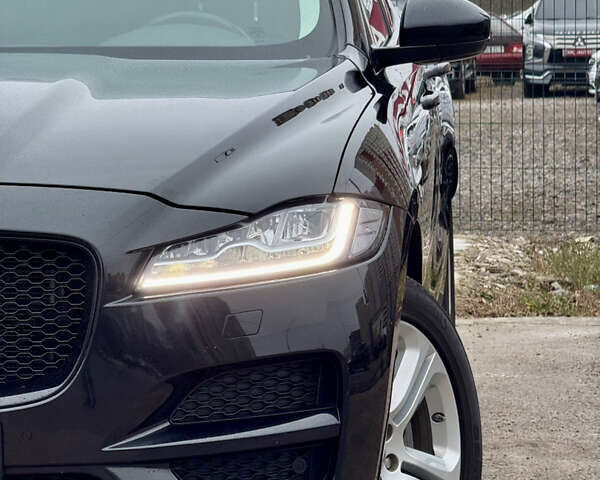 Черный Ягуар Ф-Пейс, объемом двигателя 2 л и пробегом 148 тыс. км за 24800 $, фото 54 на Automoto.ua