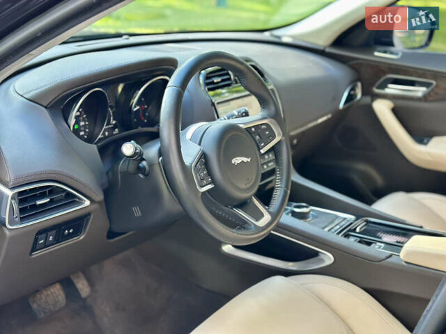 Чорний Ягуар Ф-Пейс, об'ємом двигуна 2 л та пробігом 90 тис. км за 29500 $, фото 15 на Automoto.ua