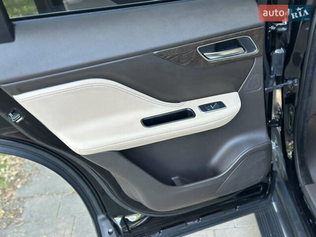 Чорний Ягуар Ф-Пейс, об'ємом двигуна 2 л та пробігом 90 тис. км за 29500 $, фото 29 на Automoto.ua