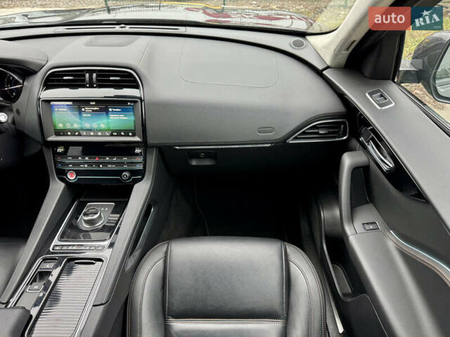 Черный Ягуар Ф-Пейс, объемом двигателя 2 л и пробегом 148 тыс. км за 24800 $, фото 17 на Automoto.ua