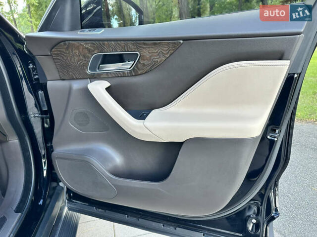 Чорний Ягуар Ф-Пейс, об'ємом двигуна 2 л та пробігом 90 тис. км за 29500 $, фото 39 на Automoto.ua