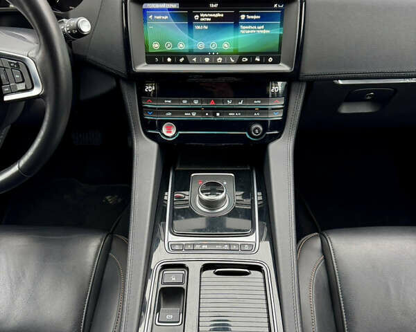 Черный Ягуар Ф-Пейс, объемом двигателя 2 л и пробегом 148 тыс. км за 24800 $, фото 16 на Automoto.ua