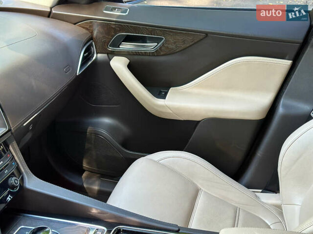 Чорний Ягуар Ф-Пейс, об'ємом двигуна 2 л та пробігом 90 тис. км за 29500 $, фото 33 на Automoto.ua