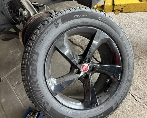 Черный Ягуар Ф-Пейс, объемом двигателя 2 л и пробегом 110 тыс. км за 38000 $, фото 3 на Automoto.ua