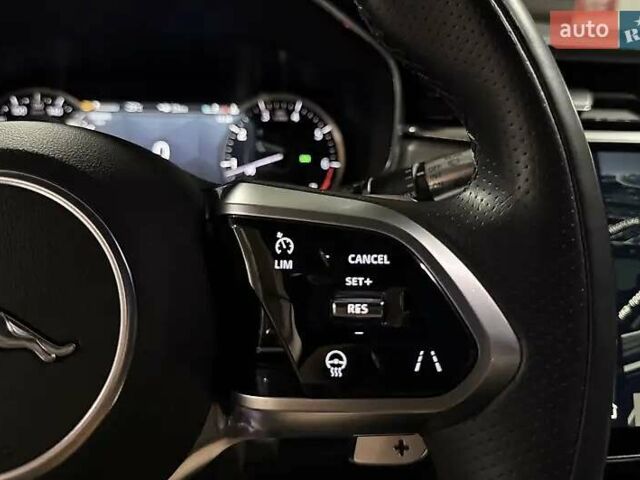 Черный Ягуар Ф-Пейс, объемом двигателя 2 л и пробегом 110 тыс. км за 38000 $, фото 13 на Automoto.ua