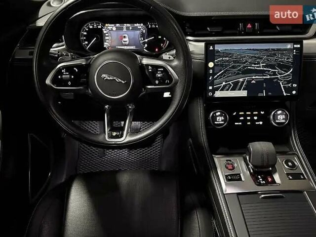 Черный Ягуар Ф-Пейс, объемом двигателя 2 л и пробегом 110 тыс. км за 38000 $, фото 15 на Automoto.ua