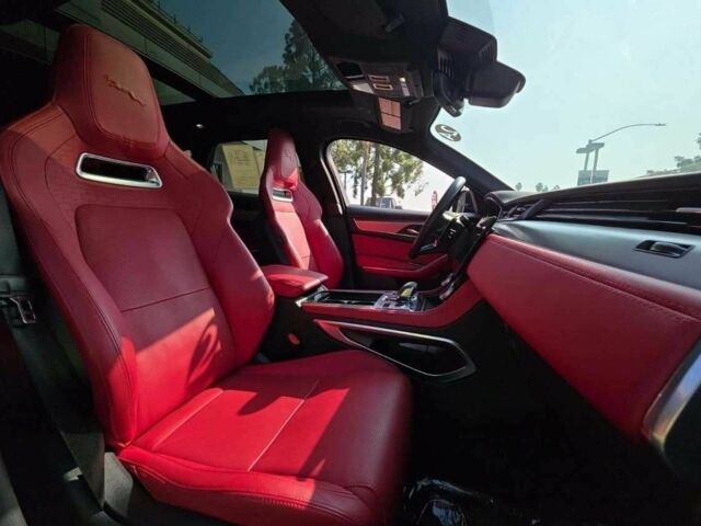 Черный Ягуар Ф-Пейс, объемом двигателя 0 л и пробегом 17 тыс. км за 68000 $, фото 6 на Automoto.ua