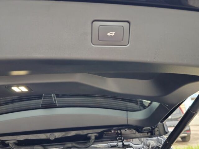 Черный Ягуар Ф-Пейс, объемом двигателя 0 л и пробегом 10 тыс. км за 30000 $, фото 7 на Automoto.ua