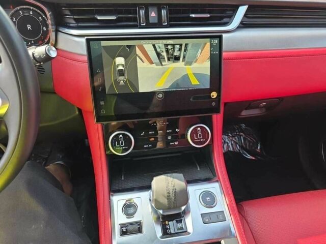 Черный Ягуар Ф-Пейс, объемом двигателя 0 л и пробегом 17 тыс. км за 68000 $, фото 5 на Automoto.ua