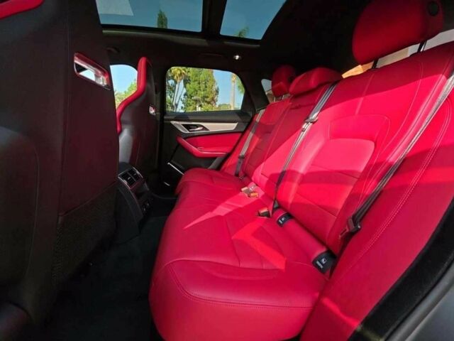 Черный Ягуар Ф-Пейс, объемом двигателя 0 л и пробегом 17 тыс. км за 68000 $, фото 8 на Automoto.ua