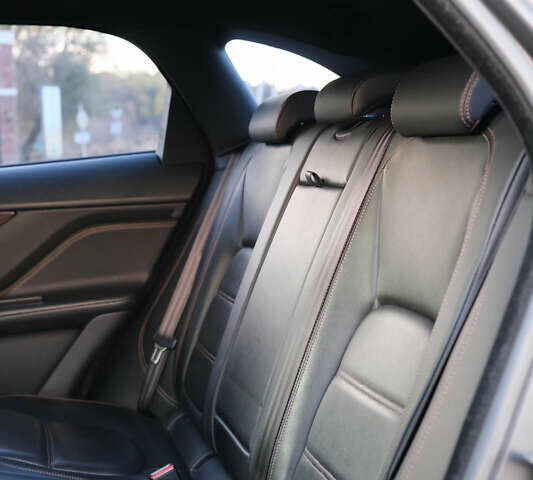 Красный Ягуар Ф-Пейс, объемом двигателя 2 л и пробегом 214 тыс. км за 22500 $, фото 32 на Automoto.ua