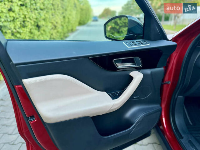Красный Ягуар Ф-Пейс, объемом двигателя 3 л и пробегом 65 тыс. км за 20000 $, фото 36 на Automoto.ua