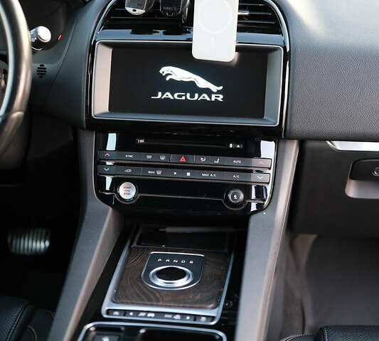 Красный Ягуар Ф-Пейс, объемом двигателя 2 л и пробегом 214 тыс. км за 22500 $, фото 44 на Automoto.ua