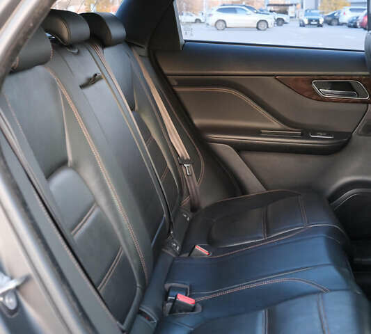 Красный Ягуар Ф-Пейс, объемом двигателя 2 л и пробегом 214 тыс. км за 22500 $, фото 27 на Automoto.ua