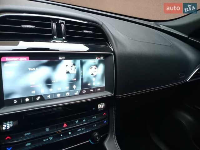 Красный Ягуар Ф-Пейс, объемом двигателя 3 л и пробегом 104 тыс. км за 26500 $, фото 11 на Automoto.ua