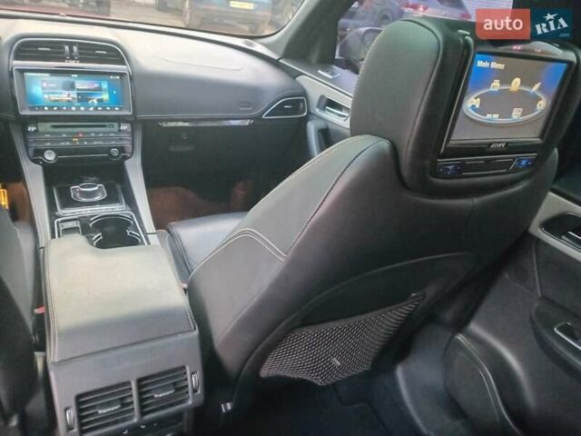 Красный Ягуар Ф-Пейс, объемом двигателя 3 л и пробегом 104 тыс. км за 26500 $, фото 21 на Automoto.ua