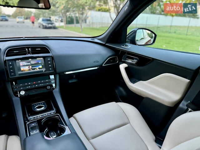 Красный Ягуар Ф-Пейс, объемом двигателя 3 л и пробегом 65 тыс. км за 20000 $, фото 27 на Automoto.ua