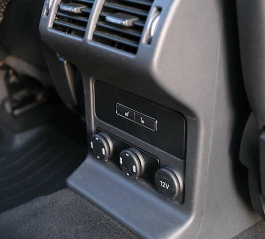 Красный Ягуар Ф-Пейс, объемом двигателя 2 л и пробегом 214 тыс. км за 22500 $, фото 28 на Automoto.ua