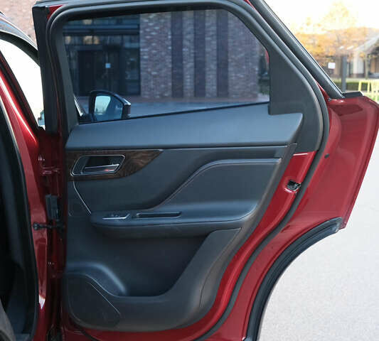 Красный Ягуар Ф-Пейс, объемом двигателя 2 л и пробегом 214 тыс. км за 22500 $, фото 25 на Automoto.ua