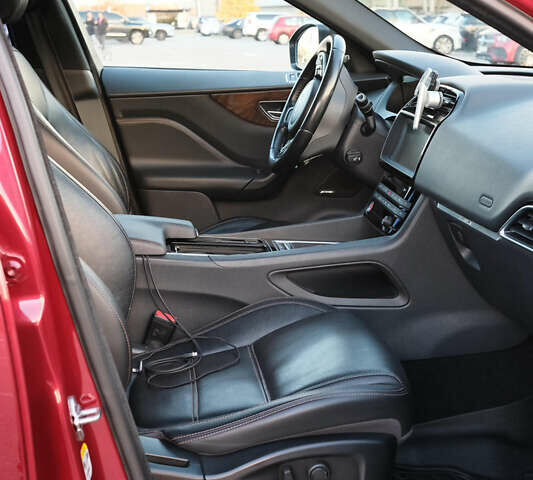 Красный Ягуар Ф-Пейс, объемом двигателя 2 л и пробегом 214 тыс. км за 22500 $, фото 41 на Automoto.ua