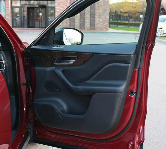 Красный Ягуар Ф-Пейс, объемом двигателя 2 л и пробегом 214 тыс. км за 22500 $, фото 39 на Automoto.ua