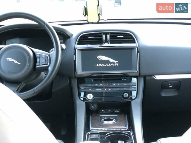 Красный Ягуар Ф-Пейс, объемом двигателя 2 л и пробегом 95 тыс. км за 26500 $, фото 10 на Automoto.ua