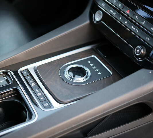 Красный Ягуар Ф-Пейс, объемом двигателя 2 л и пробегом 214 тыс. км за 22500 $, фото 43 на Automoto.ua