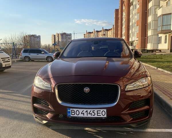 Красный Ягуар Ф-Пейс, объемом двигателя 3 л и пробегом 205 тыс. км за 16799 $, фото 3 на Automoto.ua