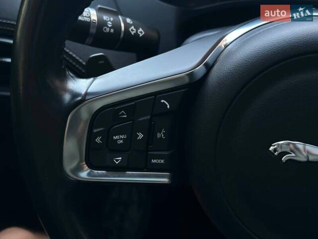 Красный Ягуар Ф-Пейс, объемом двигателя 3 л и пробегом 90 тыс. км за 19999 $, фото 29 на Automoto.ua