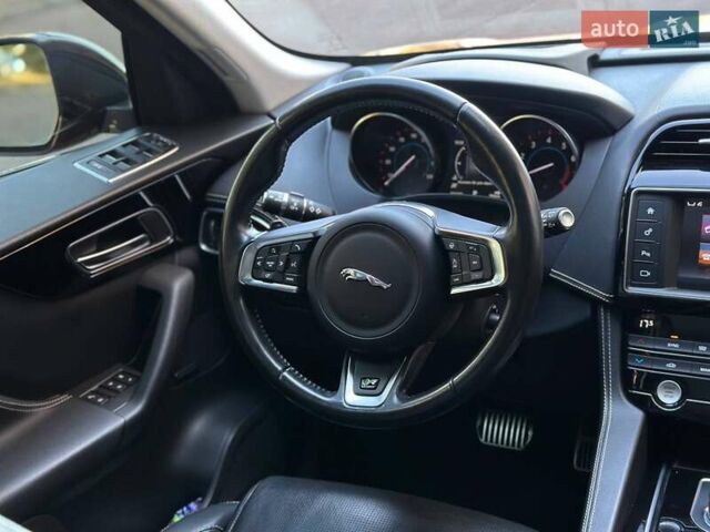 Красный Ягуар Ф-Пейс, объемом двигателя 3 л и пробегом 90 тыс. км за 19999 $, фото 22 на Automoto.ua