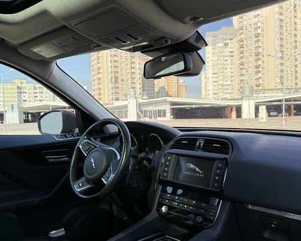 Красный Ягуар Ф-Пейс, объемом двигателя 3 л и пробегом 74 тыс. км за 24900 $, фото 16 на Automoto.ua